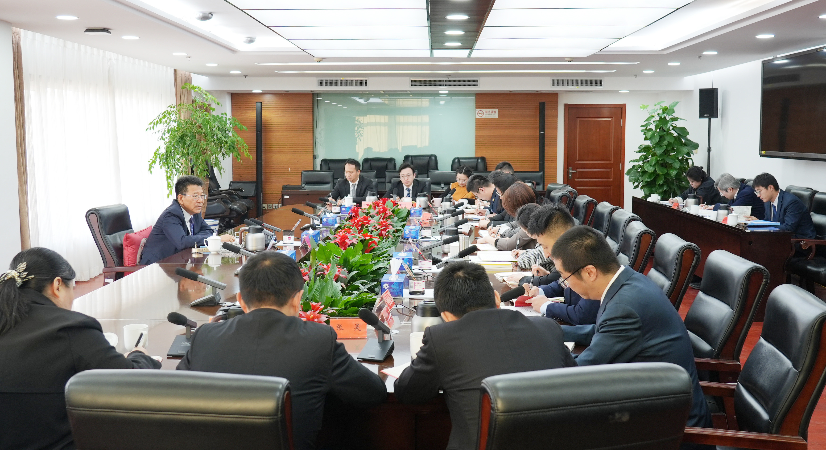 王靈桂主持召開中國僑聯副處長及調研員代表座談會